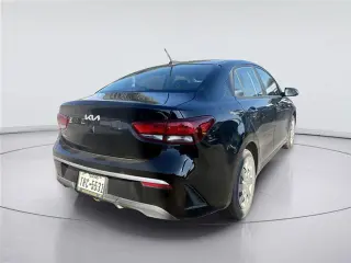 Vehículo Kia Rio 2023 LX de 4 puertas sedán