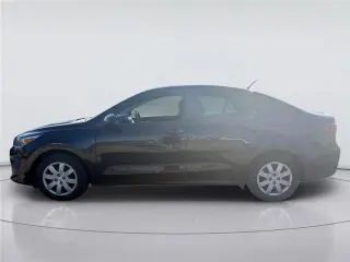 Vehículo Kia Rio 2023 LX de 4 puertas sedán