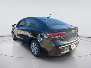 Vehículo Kia Rio 2023 LX de 4 puertas sedán