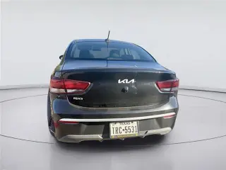 Vehículo Kia Rio 2023 LX de 4 puertas sedán