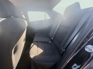 Vehículo Kia Rio 2023 LX de 4 puertas sedán