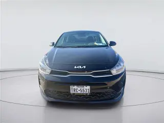 Vehículo Kia Rio 2023 LX de 4 puertas sedán