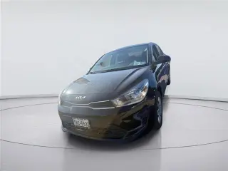 Vehículo Kia Rio 2023 LX de 4 puertas sedán