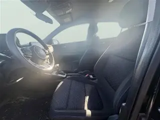Vehículo Kia Rio 2023 LX de 4 puertas sedán