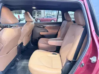 Toyota Highlander 2022 con tracción en las cuatro ruedas Platinum 4dr SUV