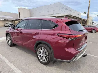 Toyota Highlander 2022 con tracción en las cuatro ruedas Platinum 4dr SUV