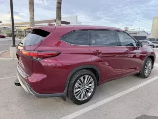 Toyota Highlander 2022 con tracción en las cuatro ruedas Platinum 4dr SUV