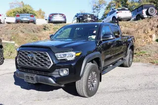 Toyota Tacoma 2022 4x4 TRD Off-Road 4dr Double Cab con plataforma de carga de 6.1 pies.