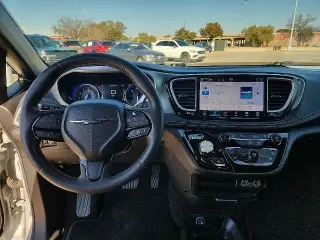 Chrysler Pacifica 2023 Touring Van 4 puertas