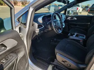 Chrysler Pacifica 2023 Touring Van 4 puertas