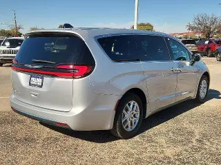 Chrysler Pacifica 2023 Touring Van 4 puertas