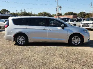 Chrysler Pacifica 2023 Touring Van 4 puertas