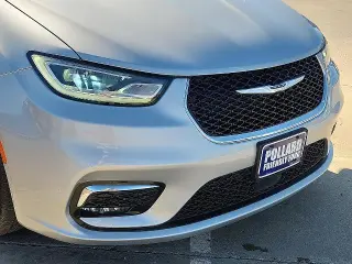 Chrysler Pacifica 2023 Touring Van 4 puertas