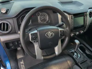 Toyota Tundra 2016 4x4 SR5 4dr CrewMax Cab Pickup SB (5.7L V8 FFV)