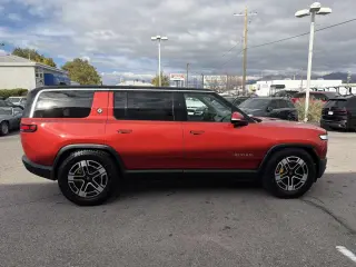 2024 Rivian R1S