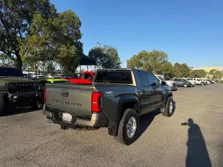 Toyota Tacoma 2024 4x4 SR5 4dr Double Cab 5.0 ft SB