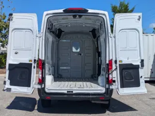 Ford Transit 2023 4WD 250 3 puertas LWB Tetra Alto Furgón de carga