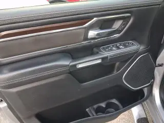 Ram 1500 2021 4x4 Laramie 4dr Crew Cab con un plato de 5.6 pies de largo