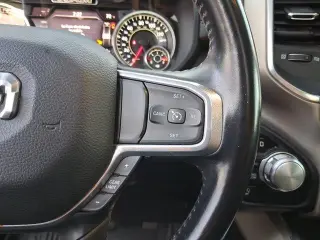 Ram 1500 2021 4x4 Laramie 4dr Crew Cab con un plato de 5.6 pies de largo