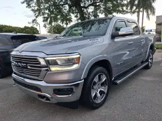 Ram 1500 2021 4x4 Laramie 4dr Crew Cab con un plato de 5.6 pies de largo