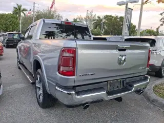 Ram 1500 2021 4x4 Laramie 4dr Crew Cab con un plato de 5.6 pies de largo