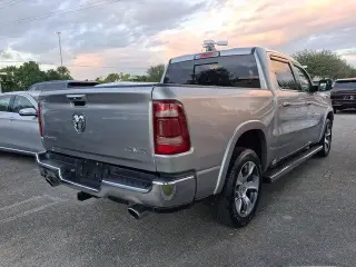 Ram 1500 2021 4x4 Laramie 4dr Crew Cab con un plato de 5.6 pies de largo