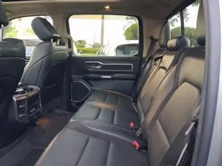 Ram 1500 2021 4x4 Laramie 4dr Crew Cab con un plato de 5.6 pies de largo