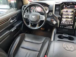 Ram 1500 2021 4x4 Laramie 4dr Crew Cab con un plato de 5.6 pies de largo