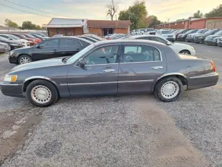 2001 Lincoln Town Car EXECUTIVE