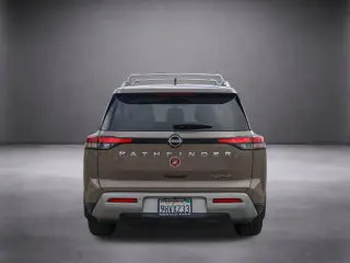 Nissan Pathfinder 2023 Platino 4 SUV