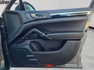 2018 Porsche CAYENNE