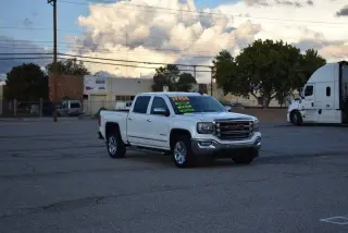 2017 GMC Sierra 1500 4WD Crew Cab, 143.5" de largo, SLT.
