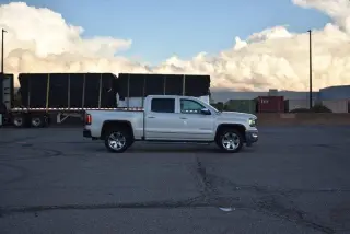 2017 GMC Sierra 1500 4WD Crew Cab, 143.5" de largo, SLT.