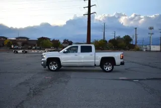2017 GMC Sierra 1500 4WD Crew Cab, 143.5" de largo, SLT.