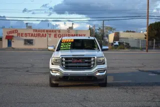 2017 GMC Sierra 1500 4WD Crew Cab, 143.5" de largo, SLT.