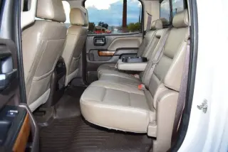 2017 GMC Sierra 1500 4WD Crew Cab, 143.5" de largo, SLT.
