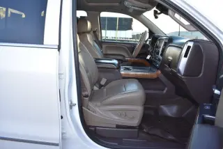 2017 GMC Sierra 1500 4WD Crew Cab, 143.5" de largo, SLT.