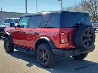 Ford Bronco 2024 4x4 Black Diamond SUV de 4 puertas