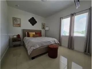 Propiedad en alquiler con 4 dormitorios y 2.5 baños en Miami