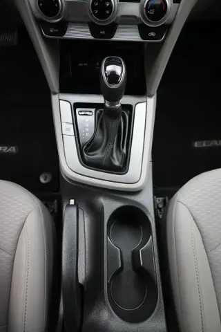 Hyundai ELANTRA 2019 SE 4dr Sedán 6M
