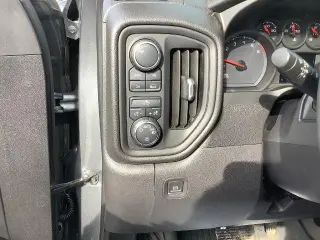 Chevrolet Silverado 1500 2021 4x4 Custom 4dr Crew Cab con cabina de 5.8 pies de largo SB