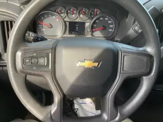 Chevrolet Silverado 1500 2021 4x4 Custom 4dr Crew Cab con cabina de 5.8 pies de largo SB