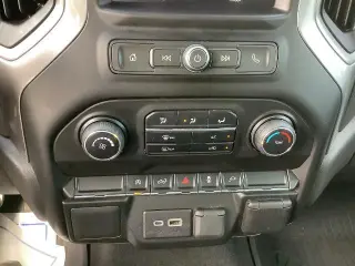 Chevrolet Silverado 1500 2021 4x4 Custom 4dr Crew Cab con cabina de 5.8 pies de largo SB