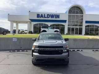 Chevrolet Silverado 1500 2021 4x4 Custom 4dr Crew Cab con cabina de 5.8 pies de largo SB