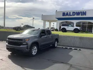 Chevrolet Silverado 1500 2021 4x4 Custom 4dr Crew Cab con cabina de 5.8 pies de largo SB