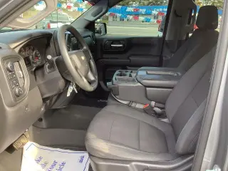 Chevrolet Silverado 1500 2021 4x4 Custom 4dr Crew Cab con cabina de 5.8 pies de largo SB