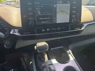 Toyota Sienna 2021 Platino 7 Pasajeros 4 puertas Furgoneta Mini