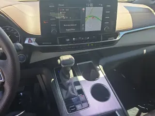 Toyota Sienna 2021 Platino 7 Pasajeros 4 puertas Furgoneta Mini
