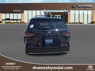 Toyota Sienna 2021 Platino 7 Pasajeros 4 puertas Furgoneta Mini