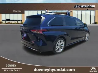 Toyota Sienna 2021 Platino 7 Pasajeros 4 puertas Furgoneta Mini